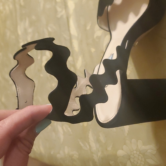 Prada shoes black Prada shoes black heel comes with pra original shoe protector - Picture 10 of 16